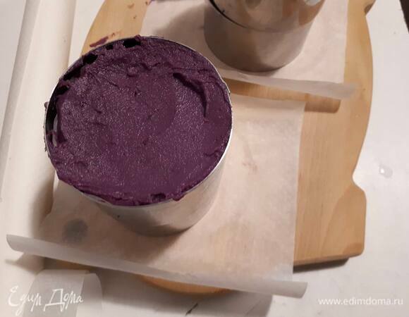 Закройте сверху слоем пюре. Поставьте в разогретую до 200°C духовку на 15 минут.