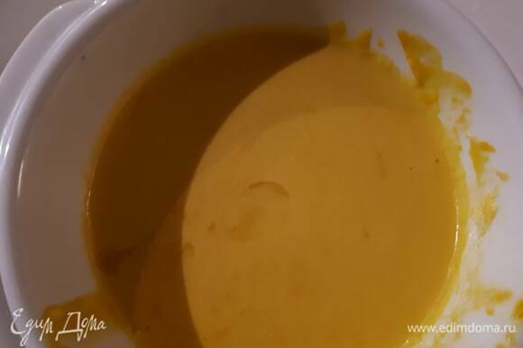 Для соуса необходимо использовать пюре желтого перца чили ахи амарилло (aji amarillo). Заменить ничем не получится, так как у него довольно специфический вкус. Смешайте все ингредиенты (от лимона — только сок) в кухонном комбайне до однородного состояния.