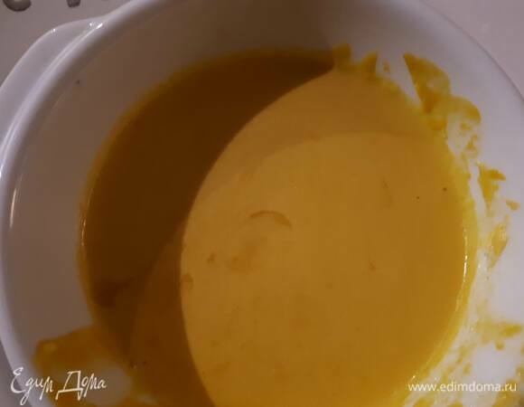 Для соуса необходимо использовать пюре желтого перца чили ахи амарилло (aji amarillo). Заменить ничем не получится, так как у него довольно специфический вкус. Смешайте все ингредиенты (от лимона —  только сок) в кухонном комбайне до однородного состояния.