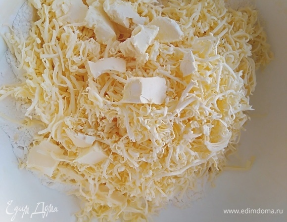 Холодный маргарин натереть в муку, добавить соль. Можно использовать сливочное масло.