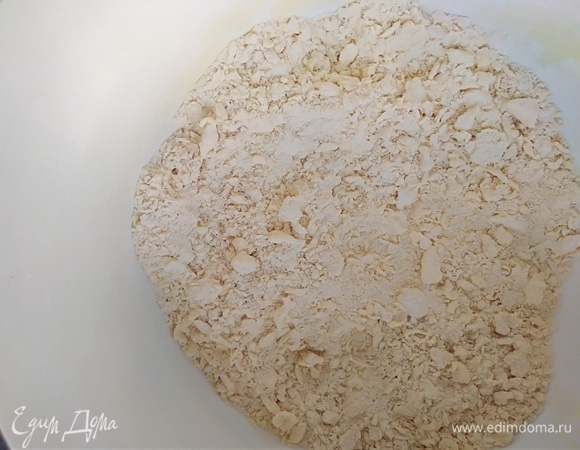 Растереть пальцами до крошки. Разделить основу на две части.