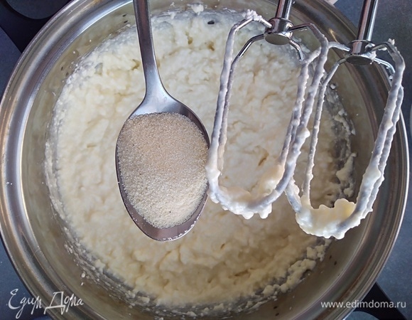 Всыпать манку и перемешать.