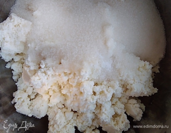 Для начинки соединить творог и сахар, пробить миксером.