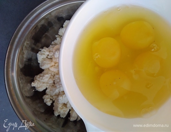 Вбить яйца, соединить с творожной массой и взбивать еще пару минут.