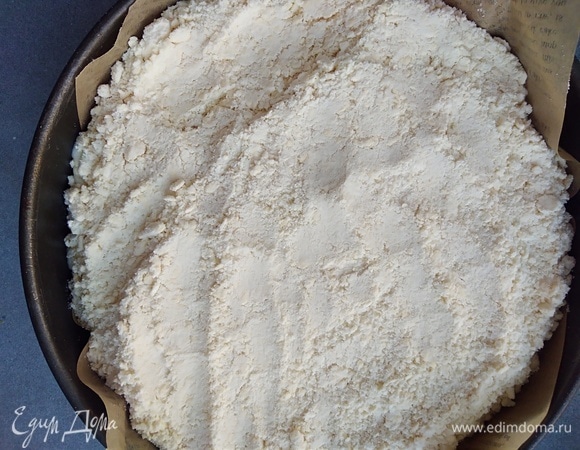 Сверху — оставшуюся крошку.