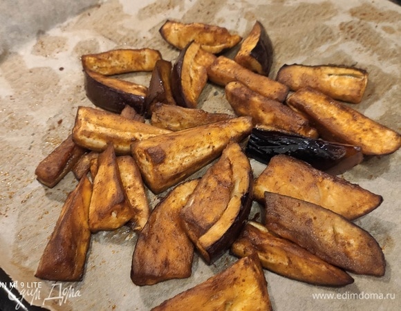 Баклажаны вымыть, обсушить, разрезать поперек на две части. Затем каждую половину — на 8–10 ломтиков. В миске смешать оливковое масло, уксус, мед, перец чили и паприку. Добавить соль и свежемолотый перец. Перемешать баклажаны с маринадом и выложить на противень, застеленный пергаментной бумагой в один слой. Запекать в заранее разогретой до 180°C духовке около 20 минут или до готовности баклажанов.