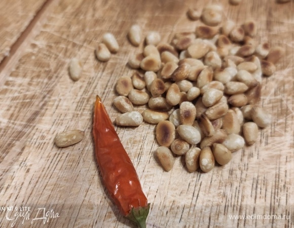 Обжарить на сухой сковороде орешки. Перец чили нужен для красоты. Фету раскрошить руками.