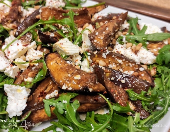 Баклажаны смешать с руколой, посыпать фетой и кедровыми орешками. Готовый салат следует щедро полить хорошим оливковым маслом и по-желанию бальзамическим уксусом. Посолить и поперчить по вкусу. Приятного аппетита!