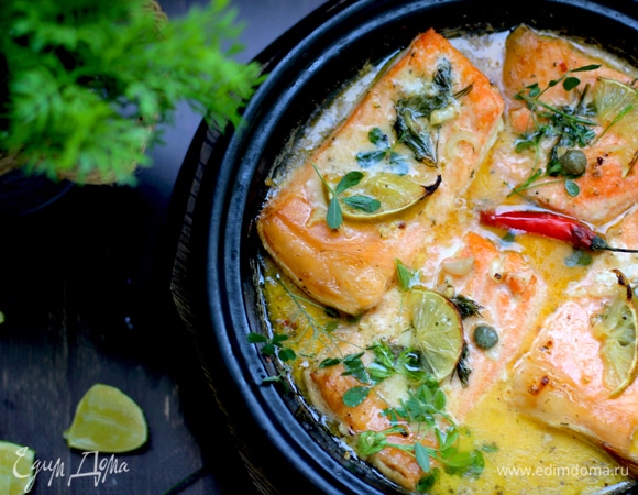 Переставьте сковороду в духовку и запекайте рыбу 10 минут, после чего хорошо полейте ее соусом из сковороды и запекайте еще 10 минут.