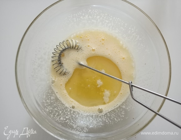 Добавить подсолнечное масло, перемешать.