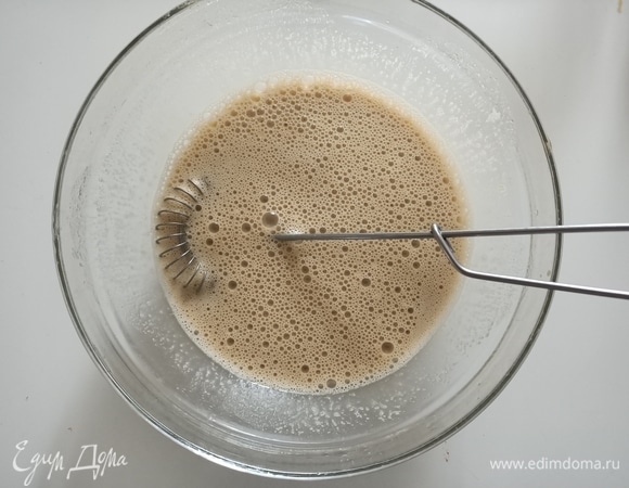 Влить кофе, молоко и снова все перемешать с помощью венчика.