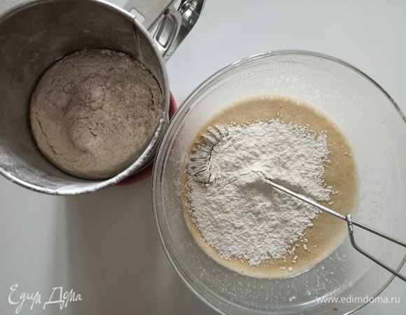 Смешать муку и разрыхлитель. Соединить сухие и жидкие ингредиенты.