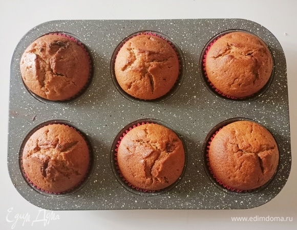 Выпекать в предварительно разогретой духовке при температуре 180°C 20–30 минут.