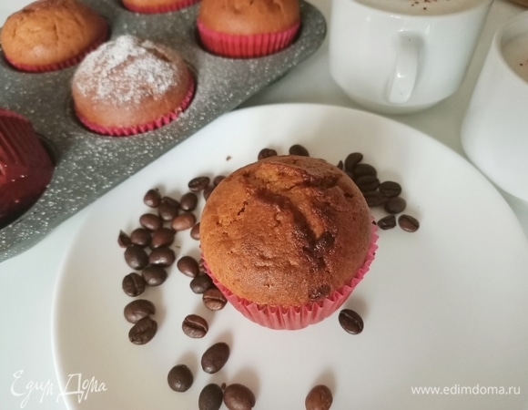 Готовые маффины остудить. При желании сверху посыпать сахарной пудрой или какао. Приятного аппетита!