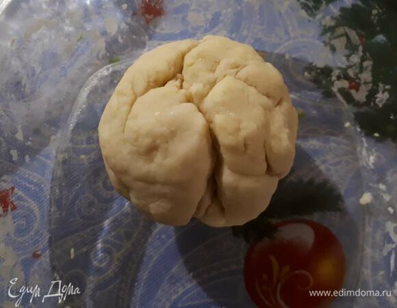 Влейте масло в муку, добавьте соль и дрожжи, перетрите. Начните замешивать тесто и добавьте немного воды (сколько возьмет). Тесто должно быть эластичным, но не должно прилипать к рукам. Скатайте в шар и оставьте на полчаса.