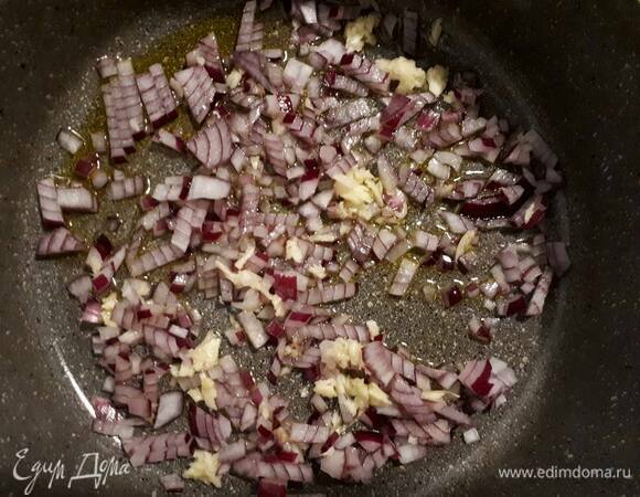 Отварите яйца. Замочите изюм на 15 минут. Мелко нарежьте лук, раздавите чеснок и обжарьте на сковороде вместе со специями.