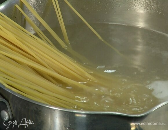 Спагетти отваривать в подсоленной воде на пару минут меньше, чем указано в инструкции на упаковке, затем воду слить и сохранить.