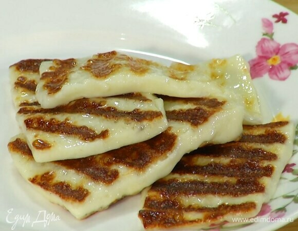 Халуми нарезать пластинками и обжарить с двух сторон на разогретой сковороде-гриль.