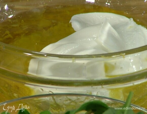 Приготовить соус: оливковое масло и сок лимона влить в глубокую миску, добавить натертую цедру, йогурт, все перемешать.