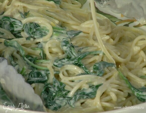 Продолжая вымешивать, снять кастрюлю с огня, добавить соус и все перемешать.