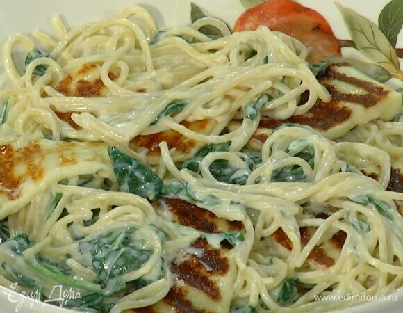 Готовую пасту украсить обжаренным халуми.