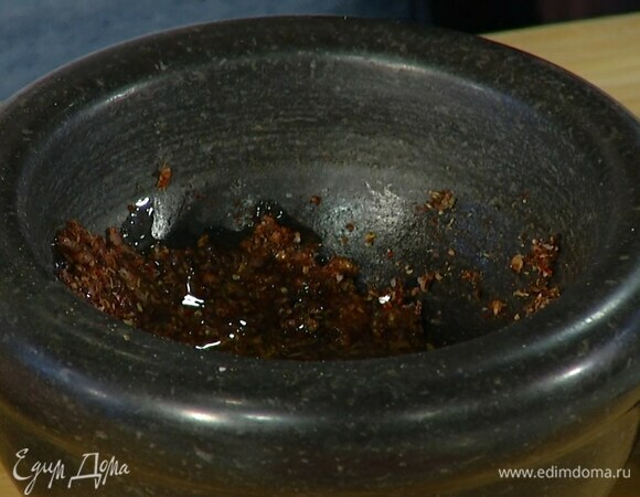 Приготовить пряную смесь: прованские травы, кориандр и паприку растереть в ступке, добавить очищенный зубчик чеснока и еще раз растереть, затем поперчить, посолить, влить оливковое масло и все перемешать.