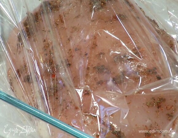 Грудку индейки со всех сторон натереть пряной смесью, поместить в рукав для запекания и скрепить его с двух концов.