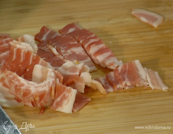 Бекон нарезать небольшими кусочками.