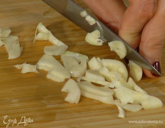 Оставшийся зубчик чеснока почистить, раздавить плоской стороной ножа и, удалив горькую сердцевину, порезать не слишком мелко.