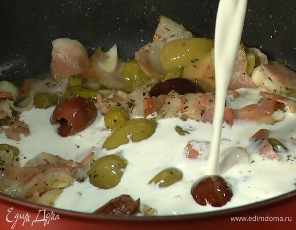 Приготовить соус: разогреть в сковороде оливковое масло и обжарить бекон, всыпать чеснок и немного обжарить, добавить каперсы, оливки и перемешать, посыпать все прованскими травами, поперчить и посолить, затем влить уксус, сливки, довести до кипения и снять соус с огня.<br />
 