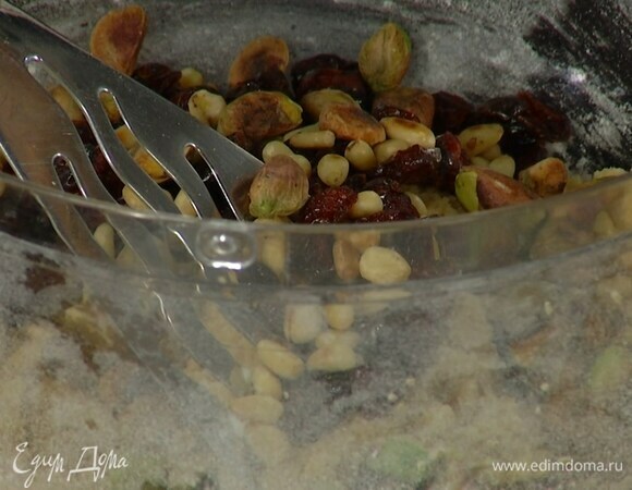 Вяленую клюкву, фисташки и кедровые орехи добавить в тесто, все перемешать.