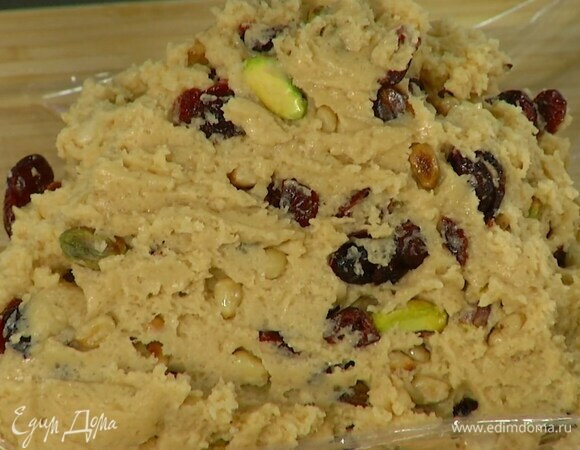 Выложить тесто в пищевую пленку, сформировать колбаску и отправить на некоторое время в холодильник.