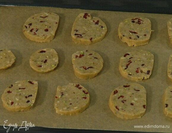 Охлажденное тесто нарезать кружками и выложить на противень, выстеленный бумагой для выпечки.