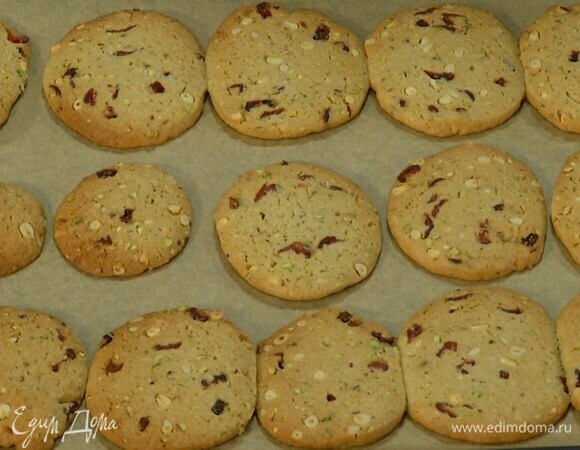 Выпекать печенье в разогретой духовке 10 минут до золотистого цвета.