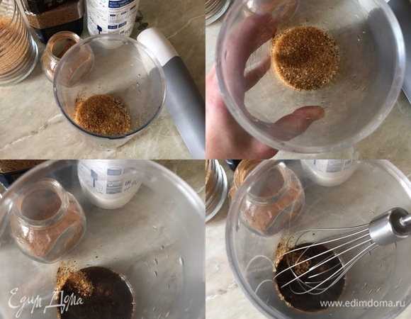 В глубокий стакан от блендера насыпать кофе, сахар и корицу. Добавить кипяток и взбить смесь венчиком до образования густой светло-коричневой пены. Взбиваем примерно одну минуту.