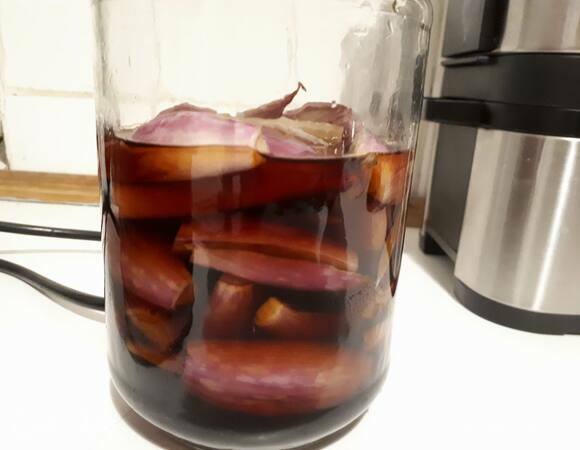 Очистите лук-шалот и разрежьте вдоль на четыре части.