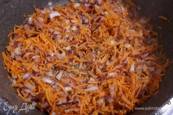 Нарежьте лук, натрите морковь и обжарьте вместе с орегано и перцем чили. Затем, когда фасоль и тыква проварятся, добавьте лук и морковь и проварите 5 минут. Похлебка готова.