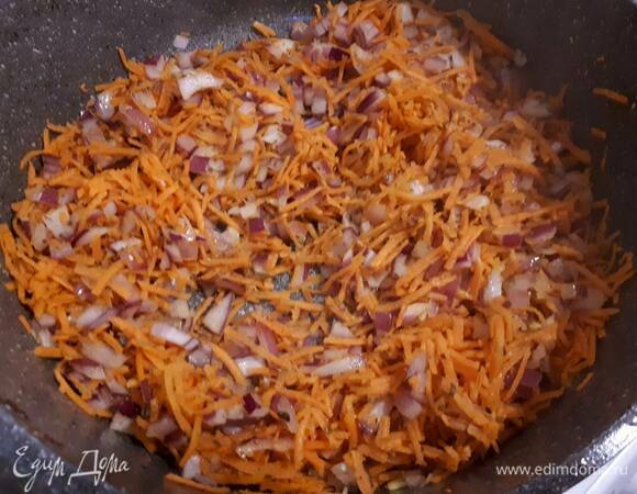 Нарежьте лук, натрите морковь и обжарьте вместе с орегано и перцем чили. Затем, когда фасоль и тыква проварятся, добавьте лук и морковь и проварите 5 минут. Похлебка готова.