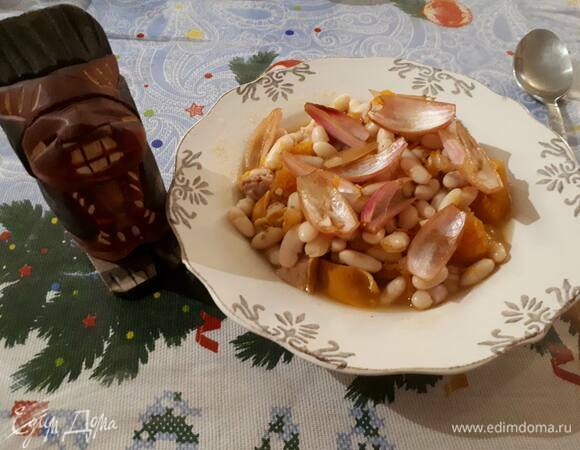 По желанию отварите колбаски и нарежьте их на кусочки, пожарьте яйца. Перед подачей прогрейте оливковое масло с паприкой. Подавайте похлебку вместе с эскабече, полейте сверху горячим маслом с паприкой.