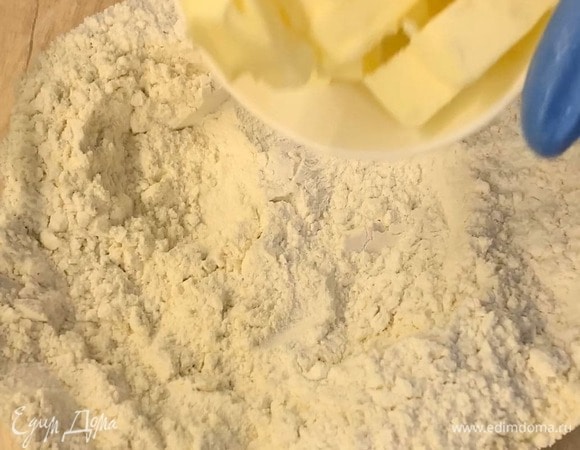 В миску просейте муку, добавьте сахар, соль, кубики холодного сливочного масла и быстро перетрите тесто в крошку.