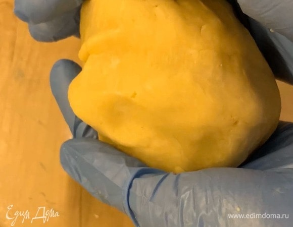 Добавьте холодную воду, замешайте тесто и сформируйте шар. Накройте его пищевой пленкой и уберите в холодильник на 15–20 минут.