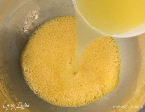 В жаропрочной посуде смешайте венчиком яйца и желтки, влейте лимонный сок.
