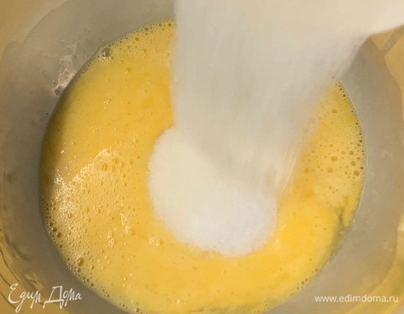 Всыпьте сахар и перемешайте.