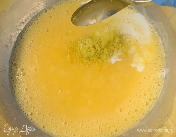 Влейте молоко, добавьте лимонную цедру и поставьте емкость на водяную баню.