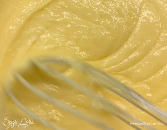 Постоянно помешивая, доведите смесь до загустения. Вам потребуется 8–10 минут.