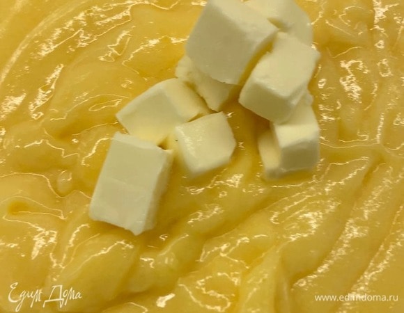 Уберите лимонный курд с огня и небольшими порциями добавляйте сливочное масло, постоянно взбивая венчиком. Оставьте курд охлаждаться.