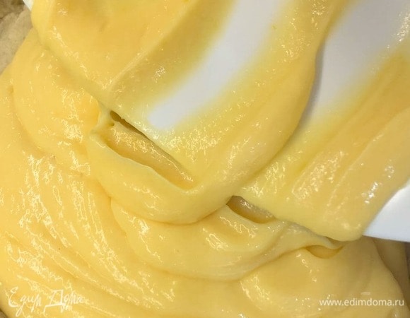 Слегка охладите песочную основу и выложите в нее лимонный курд, разровняйте. Оставьте охлаждаться при комнатной температуре около 30 минут. А затем уберите в холодильник на пару часов.