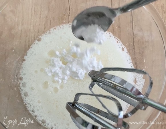 Приготовьте безе перед подачей тарта. К холодным белкам добавьте соль, лимонный сок и взбивайте на средней скорости миксера около 15 секунд. Затем добавьте 1 чайную ложку сахарной пудры и продолжите взбивать на высокой скорости миксера.