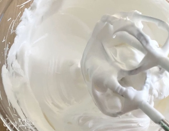 Постоянно добавляя сахарную пудру по 1–2 чайных ложки, взбейте белки до состояния «пена для бритья». На это потребуется около 10 минут.