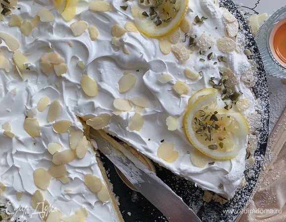 Выложите безе на охлажденный тарт. По желанию можно украсить миндальными лепестками. Приятного аппетита!